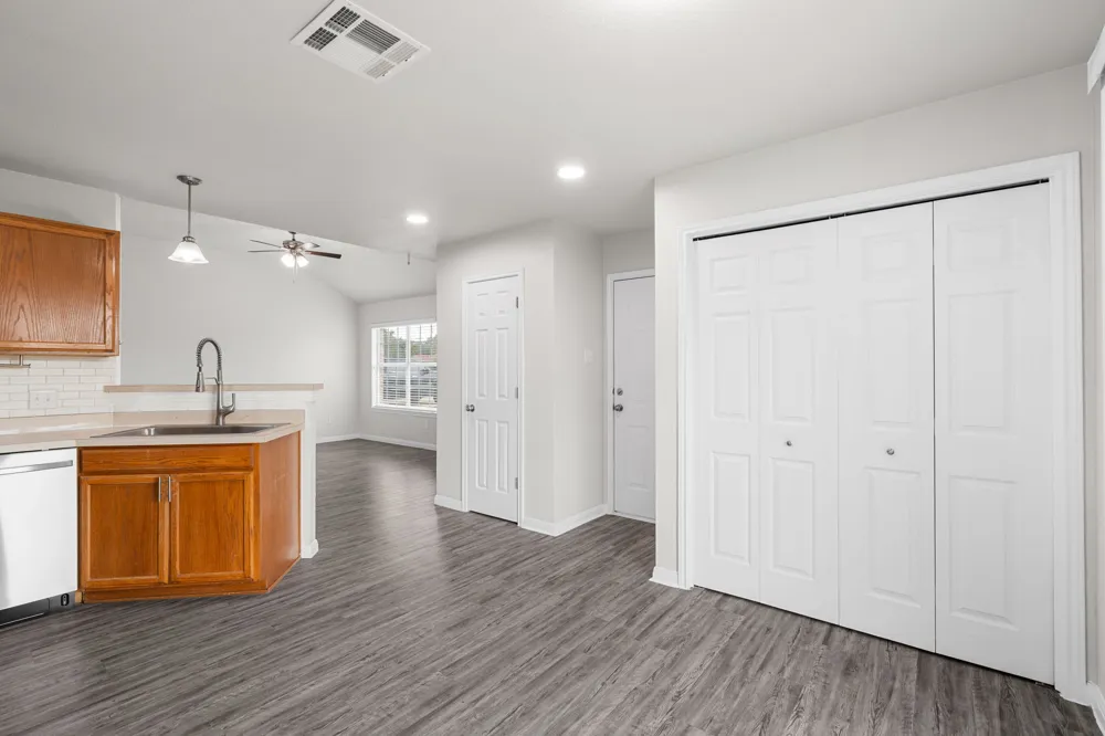 407 E Pietzsch Street Bartlett, TX 76511