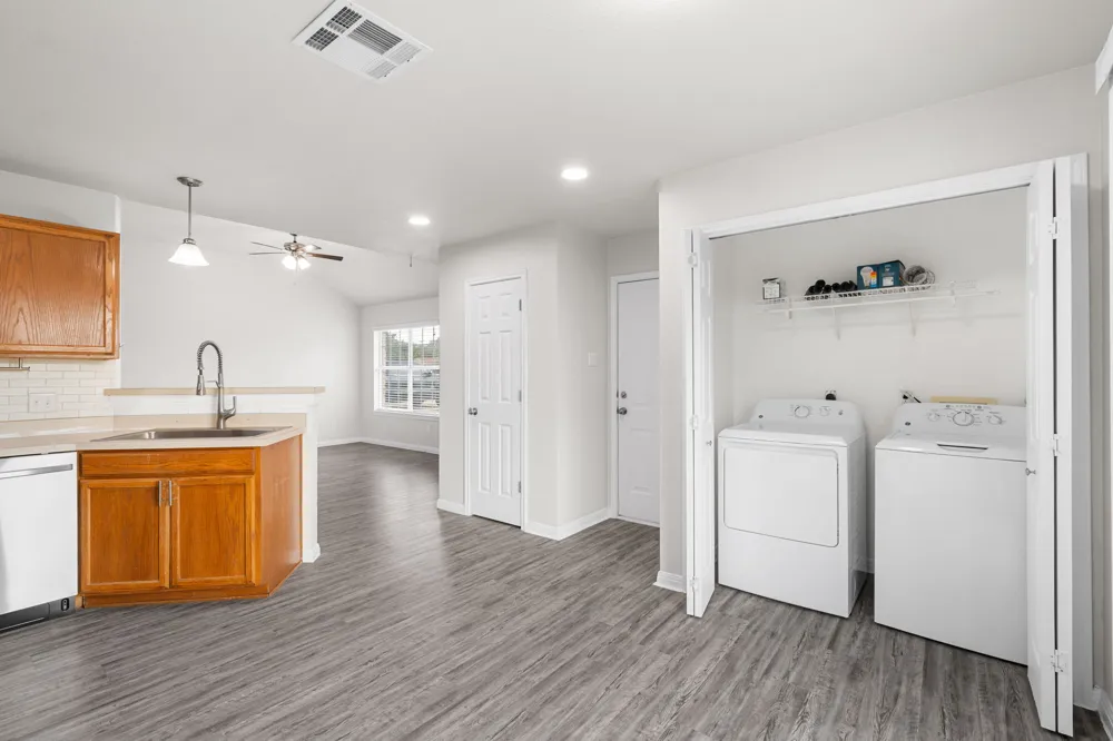 407 E Pietzsch Street Bartlett, TX 76511