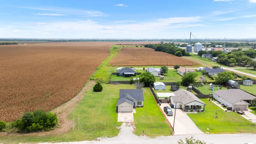 407 E Pietzsch Street Bartlett, TX 76511