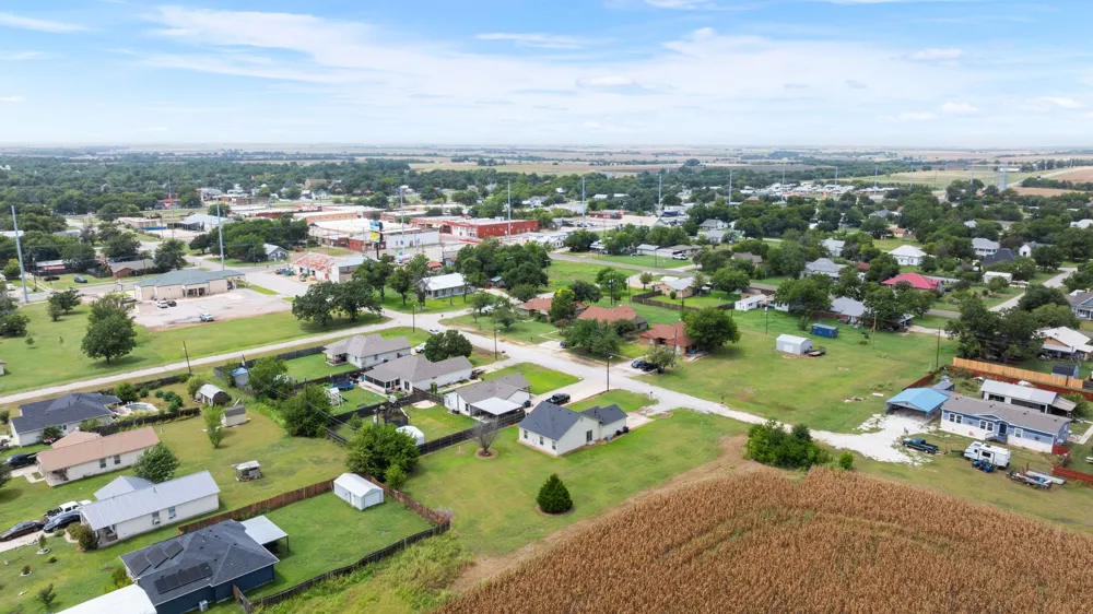 407 E Pietzsch Street Bartlett, TX 76511