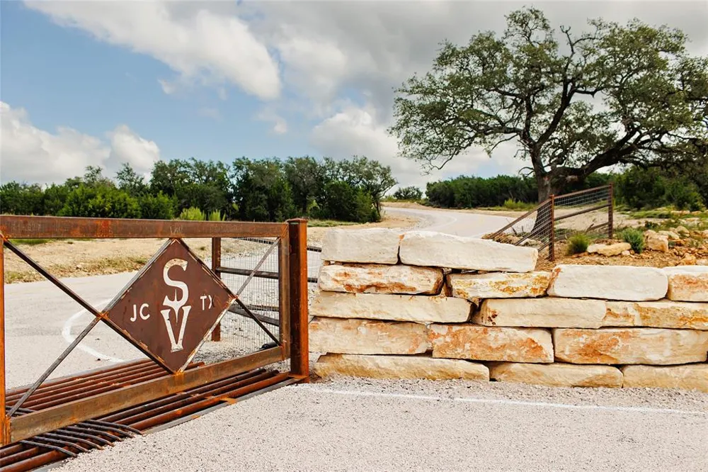 9 Stanton Road Johnson City, TX 78636