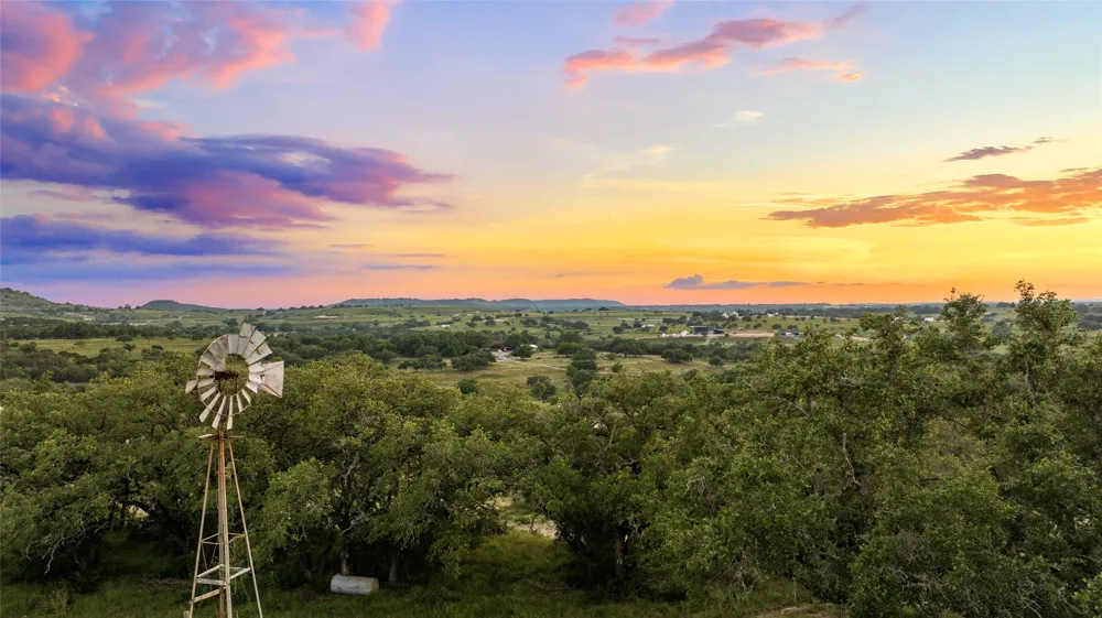 11 Ridgeway Trail Johnson City, TX 78636