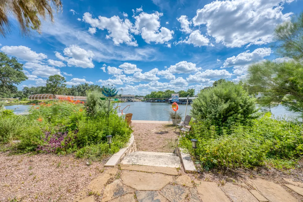 1605 Glencove Drive Kingsland, TX 78639