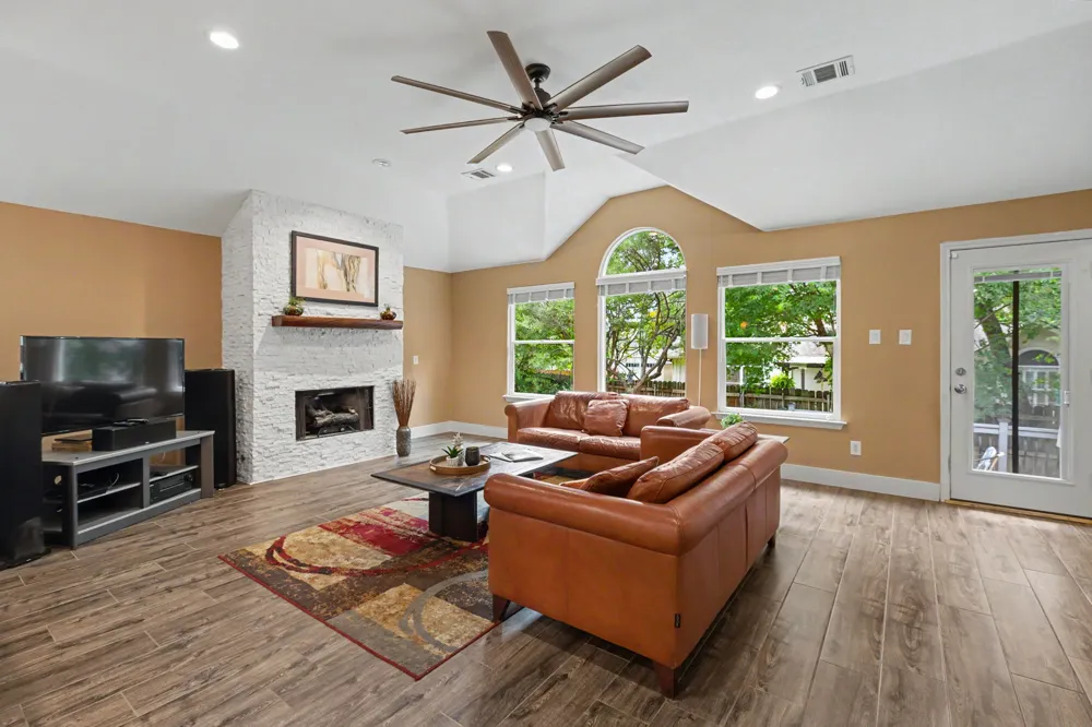 1909 Holly Hill Drive Leander, TX 78641
