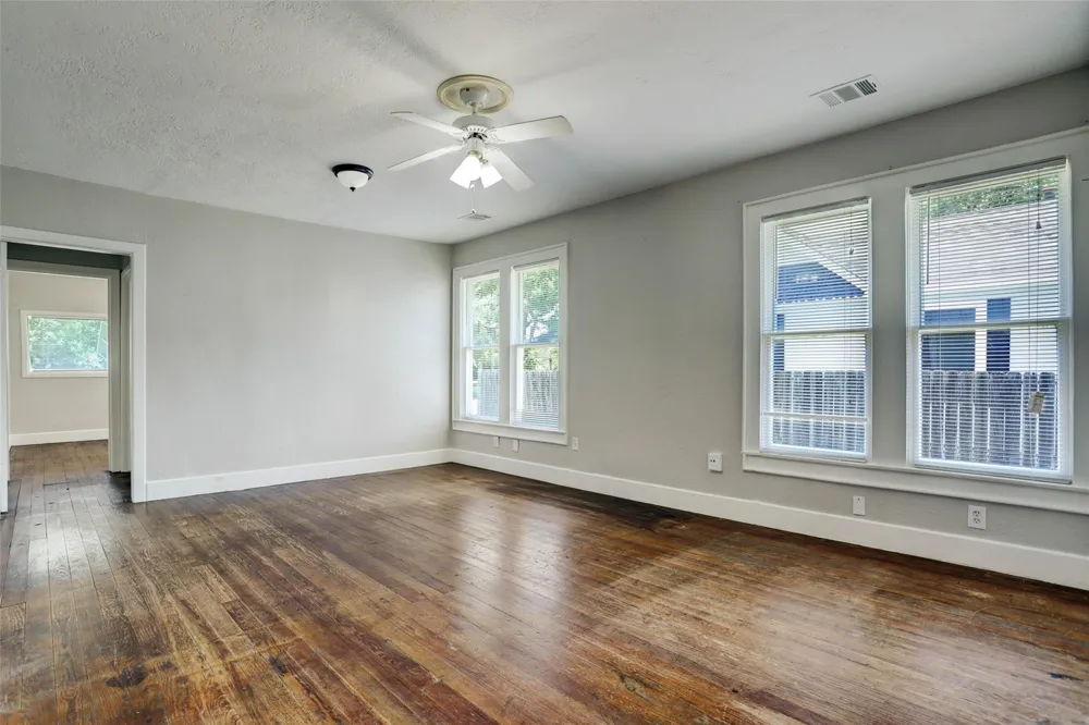 523 E Mulberry Street Angleton, TX 77515