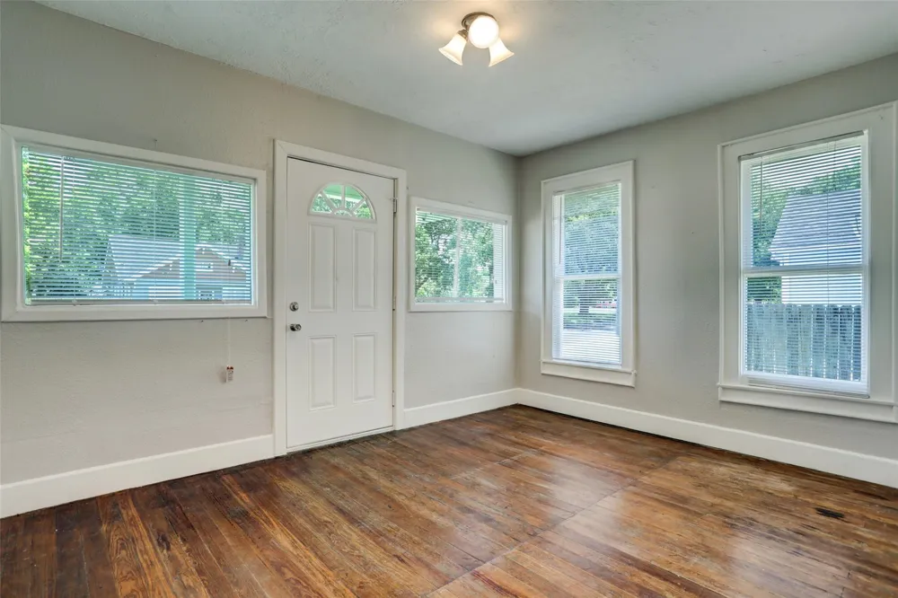 523 E Mulberry Street Angleton, TX 77515