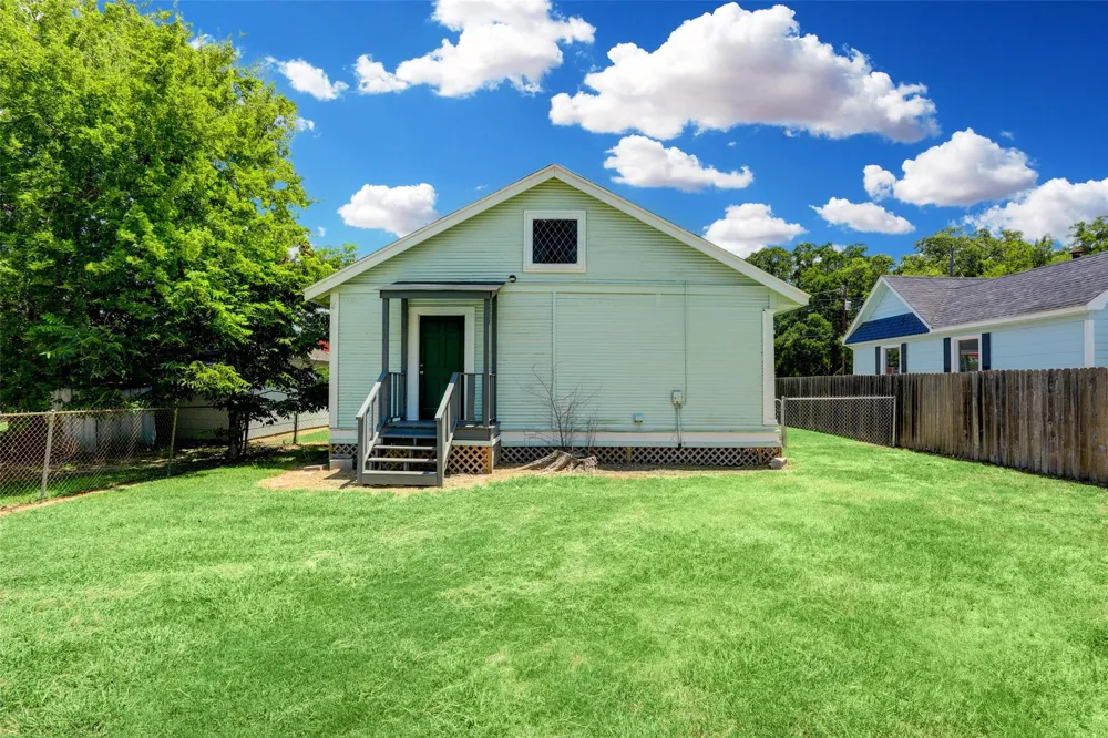 523 E Mulberry Street Angleton, TX 77515