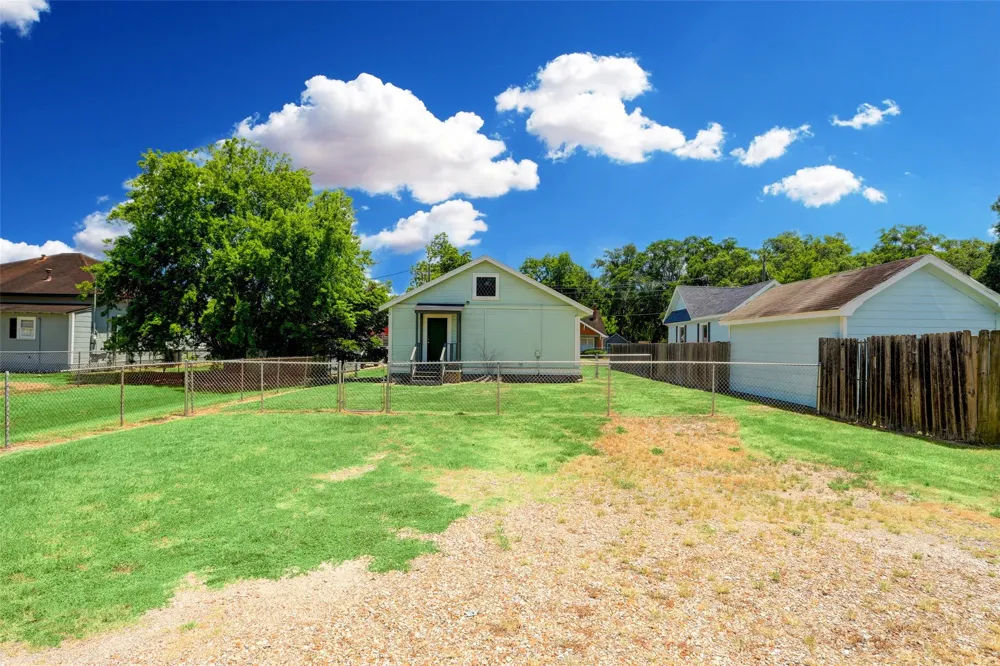 523 E Mulberry Street Angleton, TX 77515