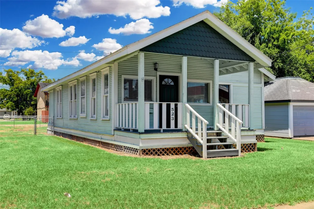 523 E Mulberry Street Angleton, TX 77515