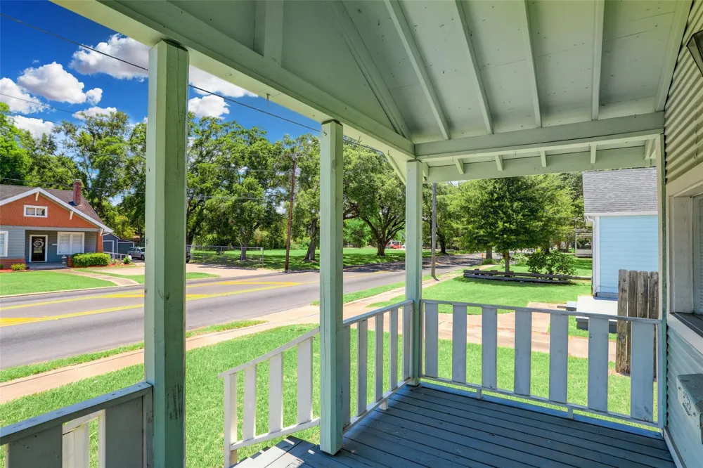 523 E Mulberry Street Angleton, TX 77515
