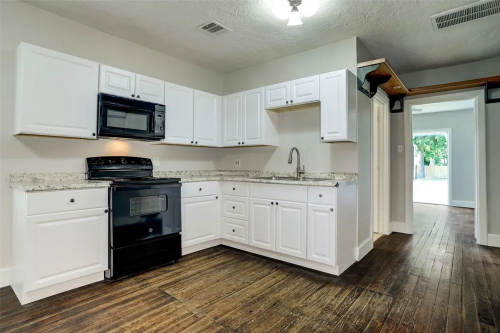 523 E Mulberry Street Angleton, TX 77515