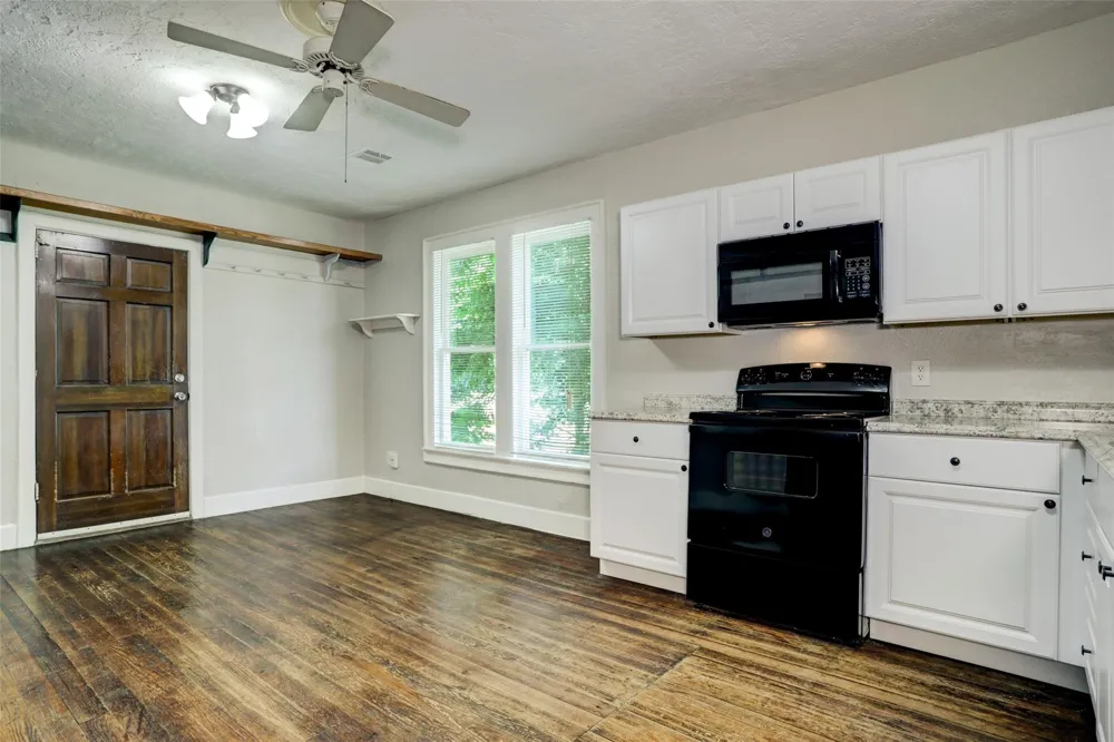 523 E Mulberry Street Angleton, TX 77515