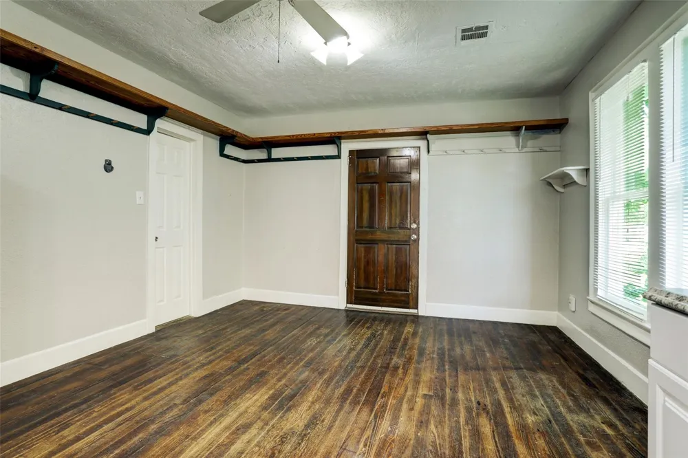 523 E Mulberry Street Angleton, TX 77515