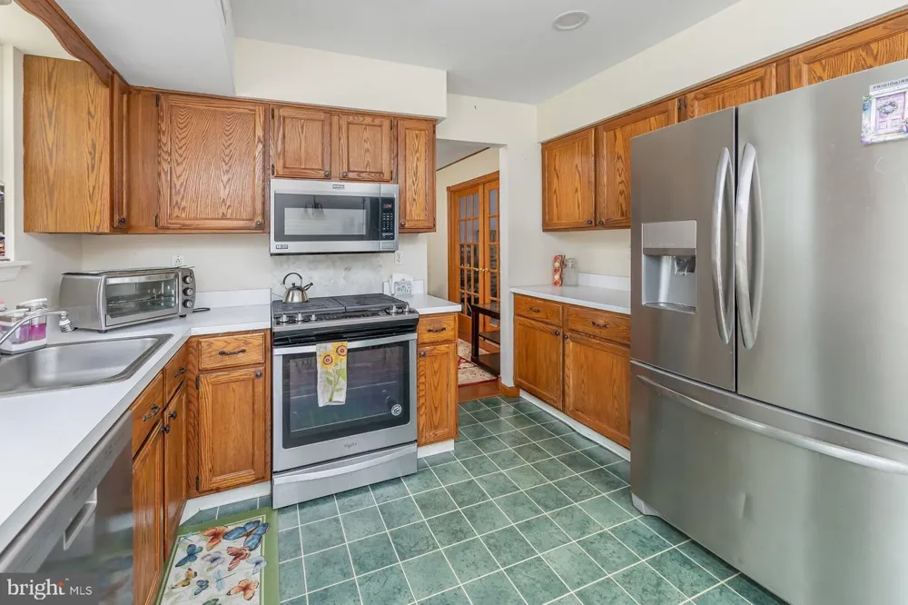 18 INNSBRUCK DRIVE Sicklerville, NJ 08081