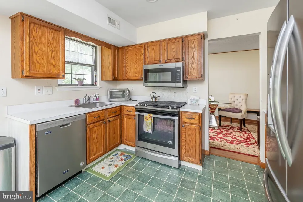 18 INNSBRUCK DRIVE Sicklerville, NJ 08081