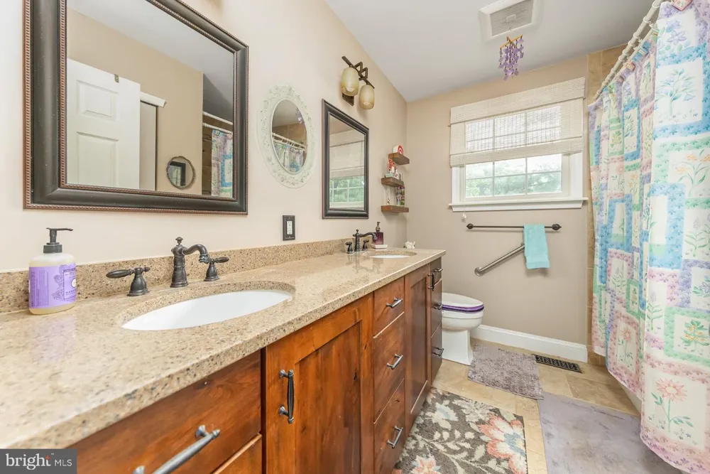18 INNSBRUCK DRIVE Sicklerville, NJ 08081