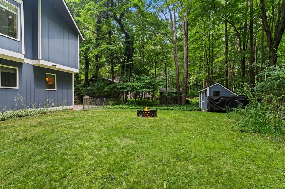 7126 Ridgeway Street Fennville, MI 49408