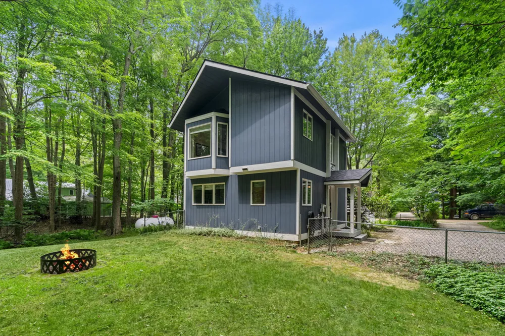 7126 Ridgeway Street Fennville, MI 49408