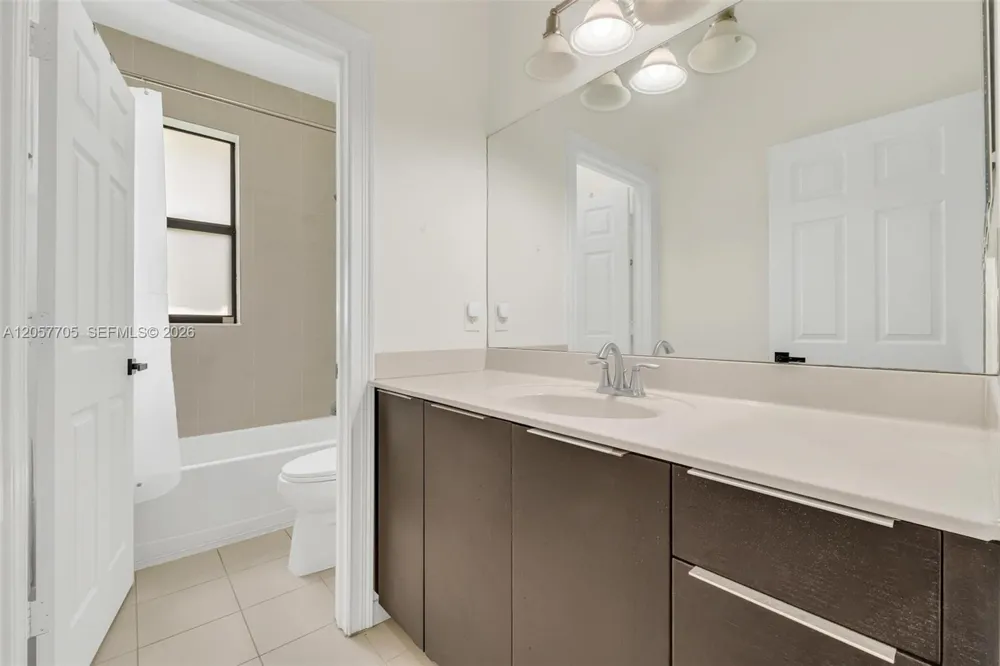 10204 NW 86th St Doral, FL 33178