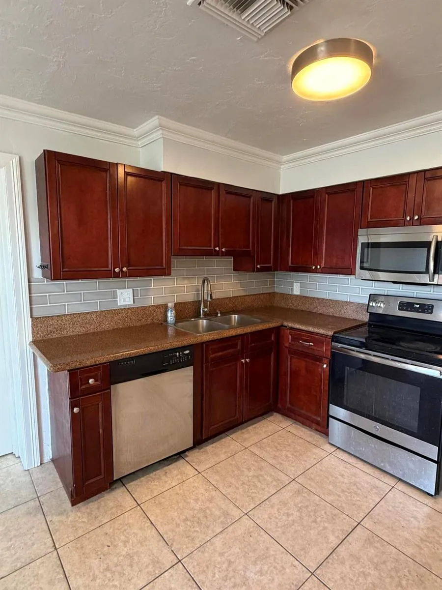 5572 SW 6th Court Margate, FL 33068