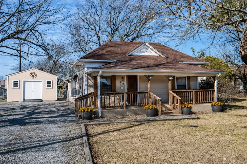 909 Main Street Ector, TX 75439