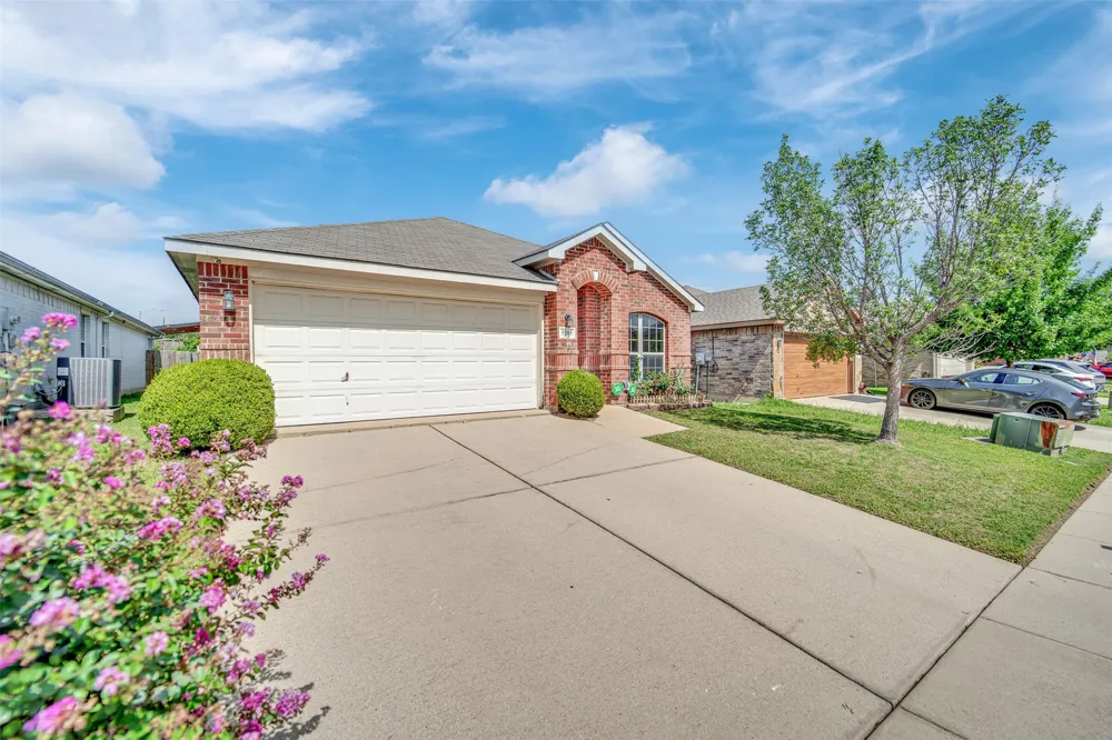 5205 Mirror Lake Drive Haltom City, TX 76117