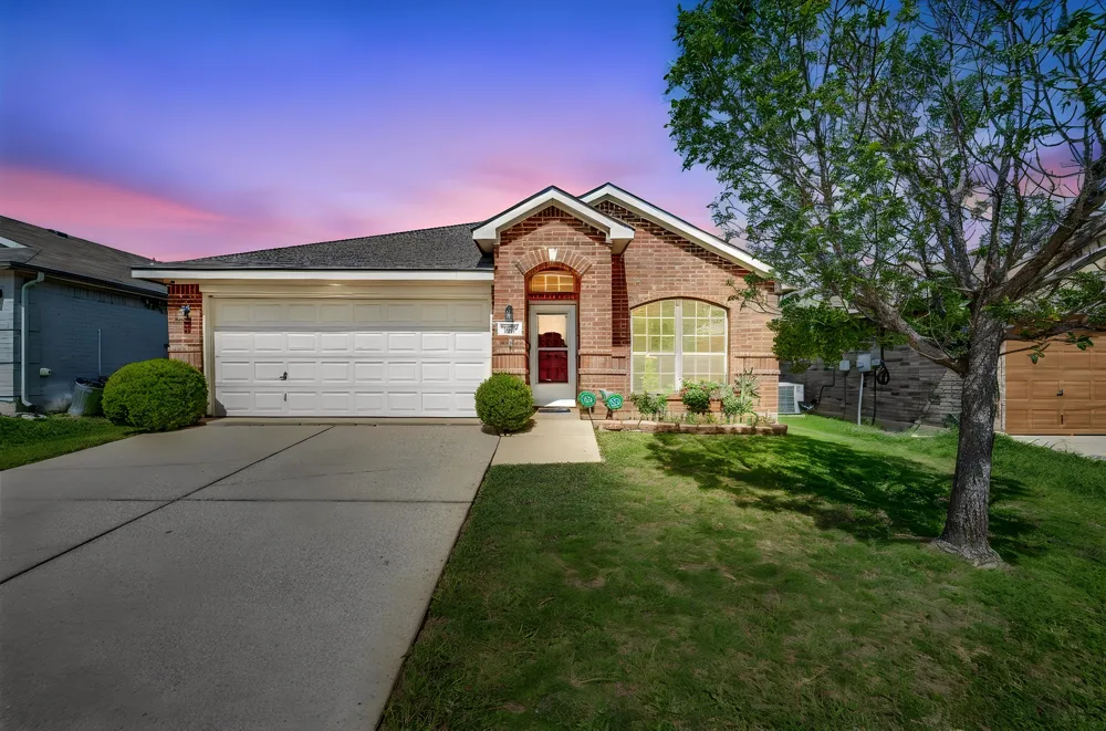 5205 Mirror Lake Drive Haltom City, TX 76117