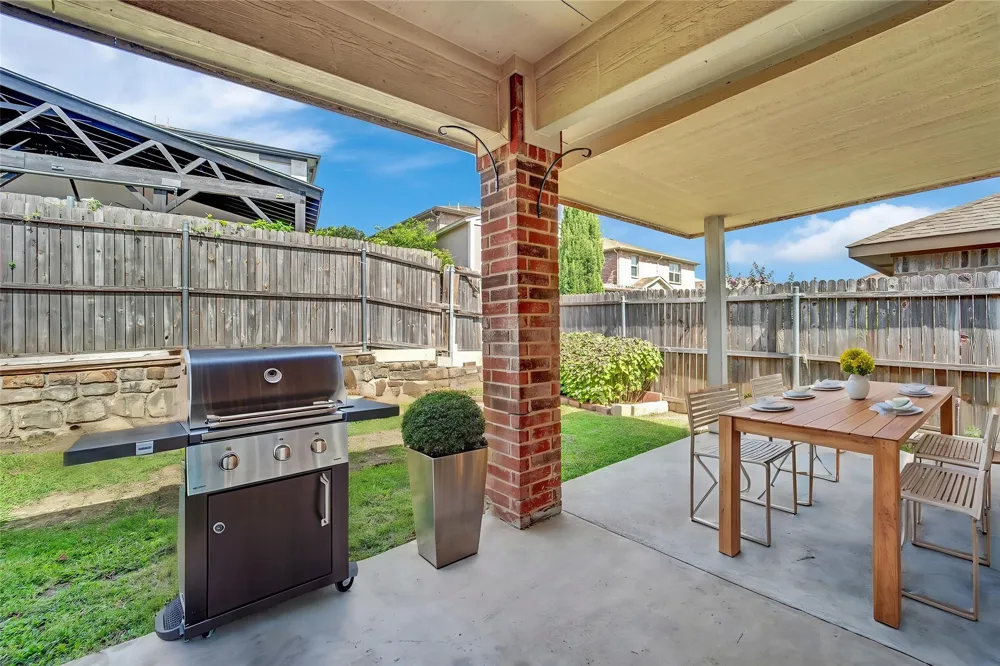 5205 Mirror Lake Drive Haltom City, TX 76117