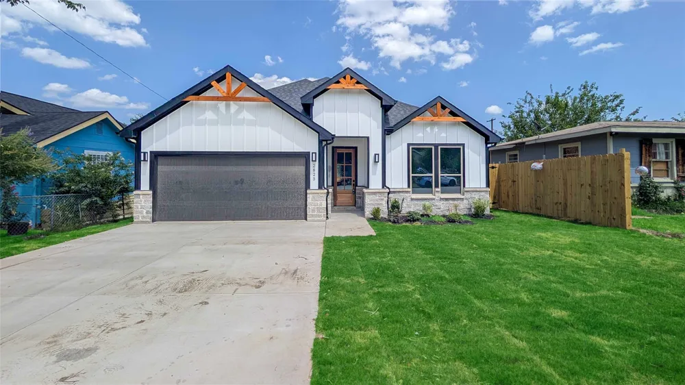 2825 S Grove Street Fort Worth, TX 76104