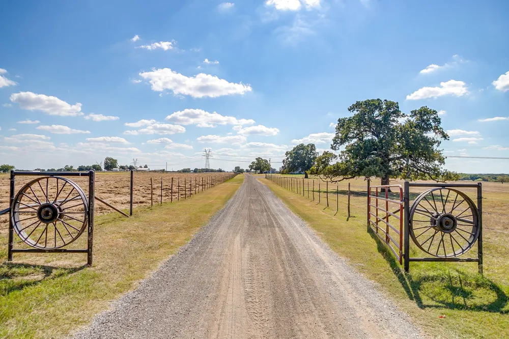 207 Trails End Poolville, TX 76487