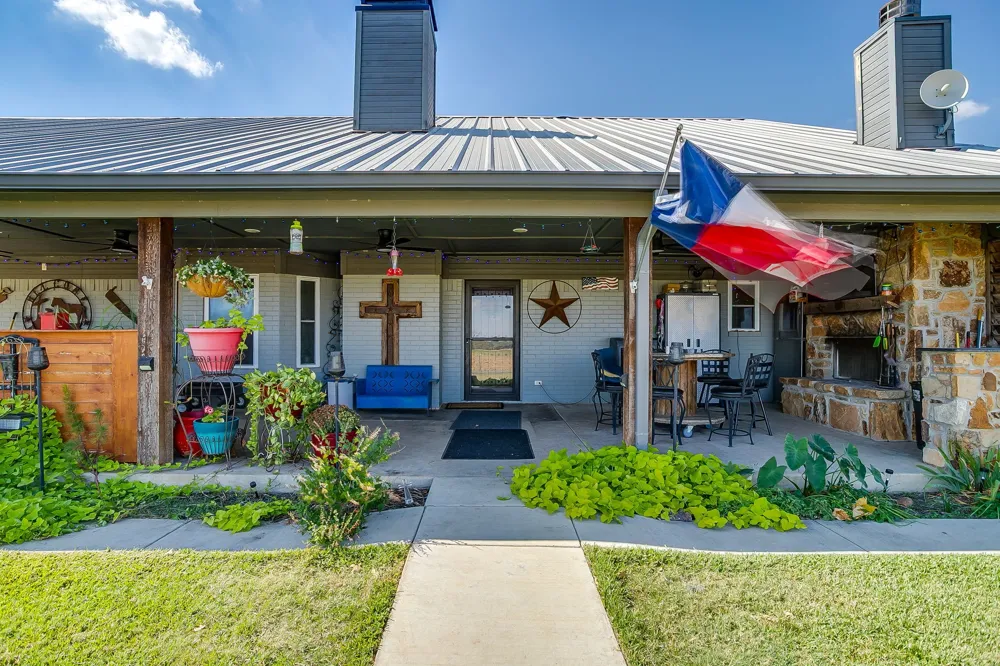 207 Trails End Poolville, TX 76487