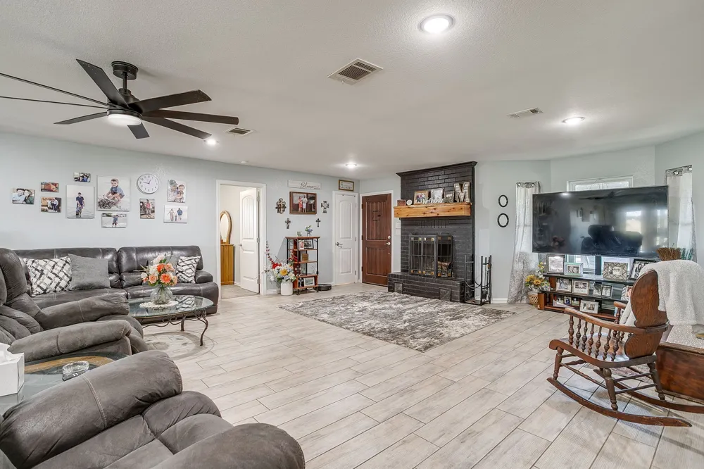 207 Trails End Poolville, TX 76487