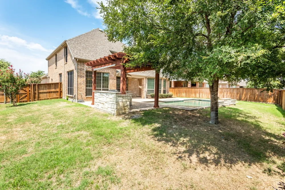 900 Fannin Drive Lantana, TX 76226