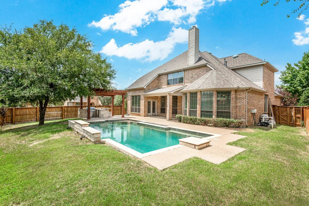 900 Fannin Drive Lantana, TX 76226
