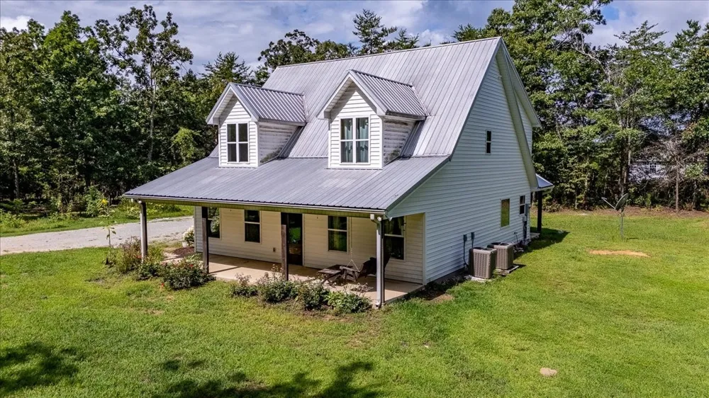 77 Oakwood Ave Summertown, TN 38483