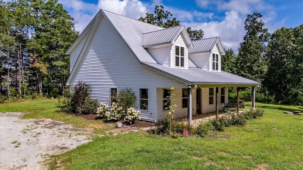77 Oakwood Ave Summertown, TN 38483