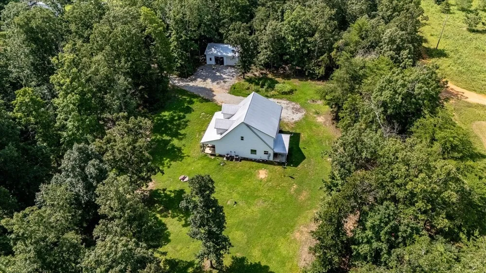 77 Oakwood Ave Summertown, TN 38483