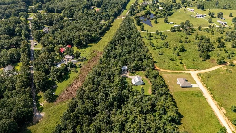 77 Oakwood Ave Summertown, TN 38483