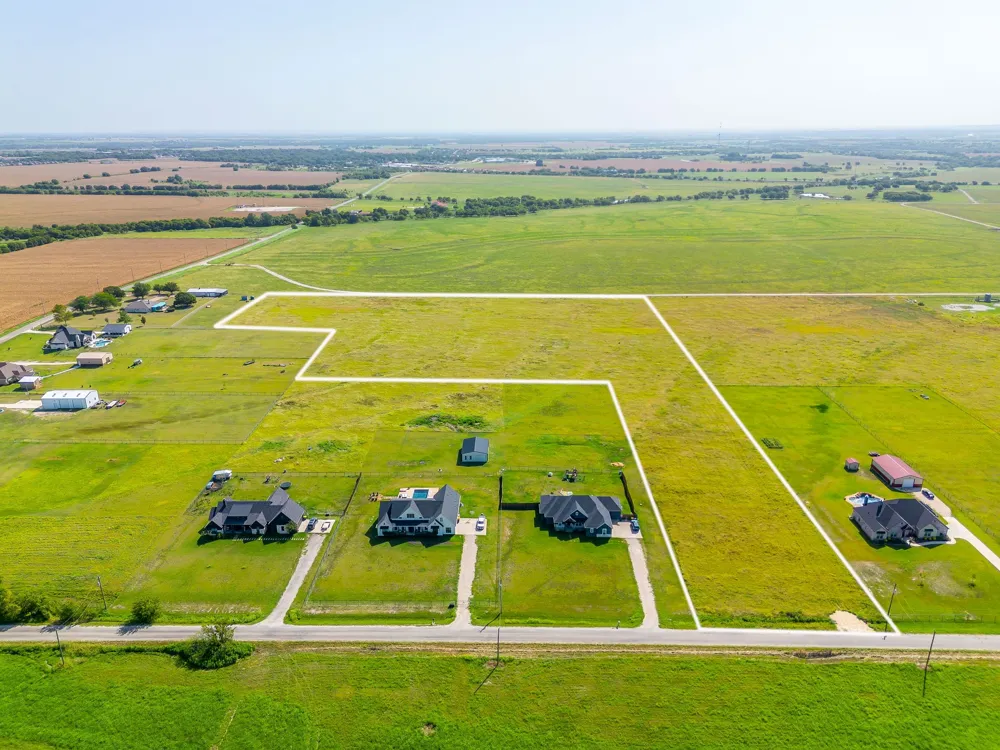 9729 County Road 408 Grandview, TX 76050