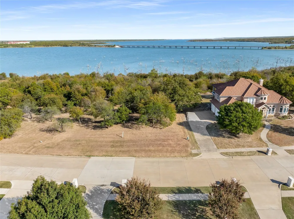 1123 Mallard Pointe Drive Grand Prairie, TX 75104