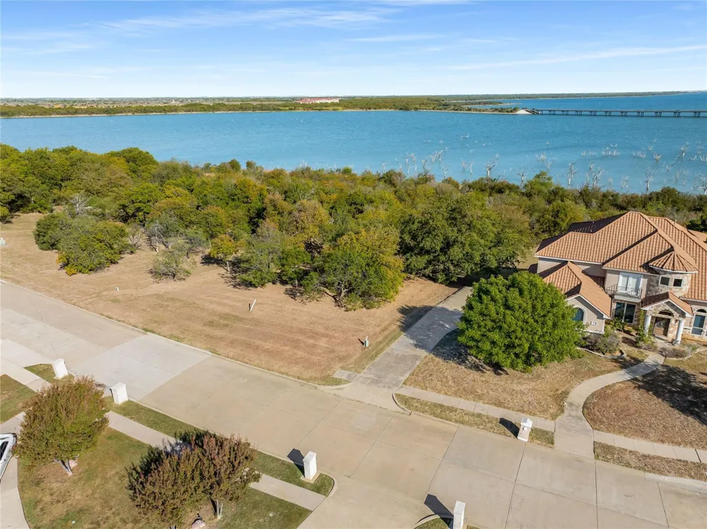 1123 Mallard Pointe Drive Grand Prairie, TX 75104