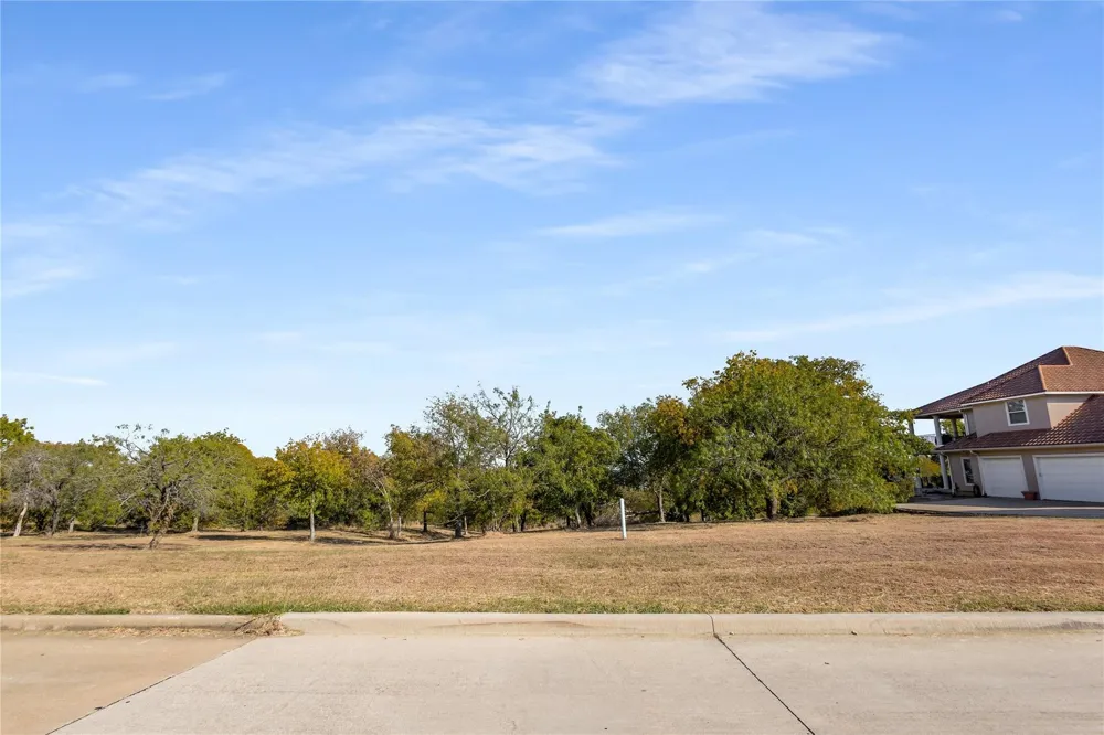 1123 Mallard Pointe Drive Grand Prairie, TX 75104