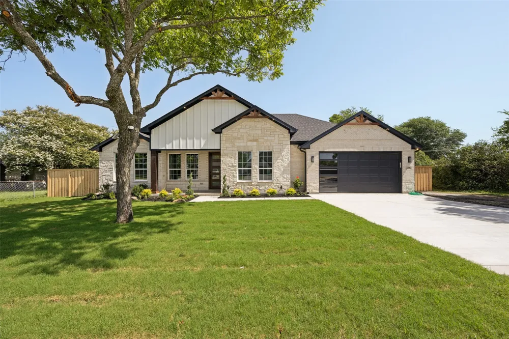 310 Cottonwood Leonard, TX 75452