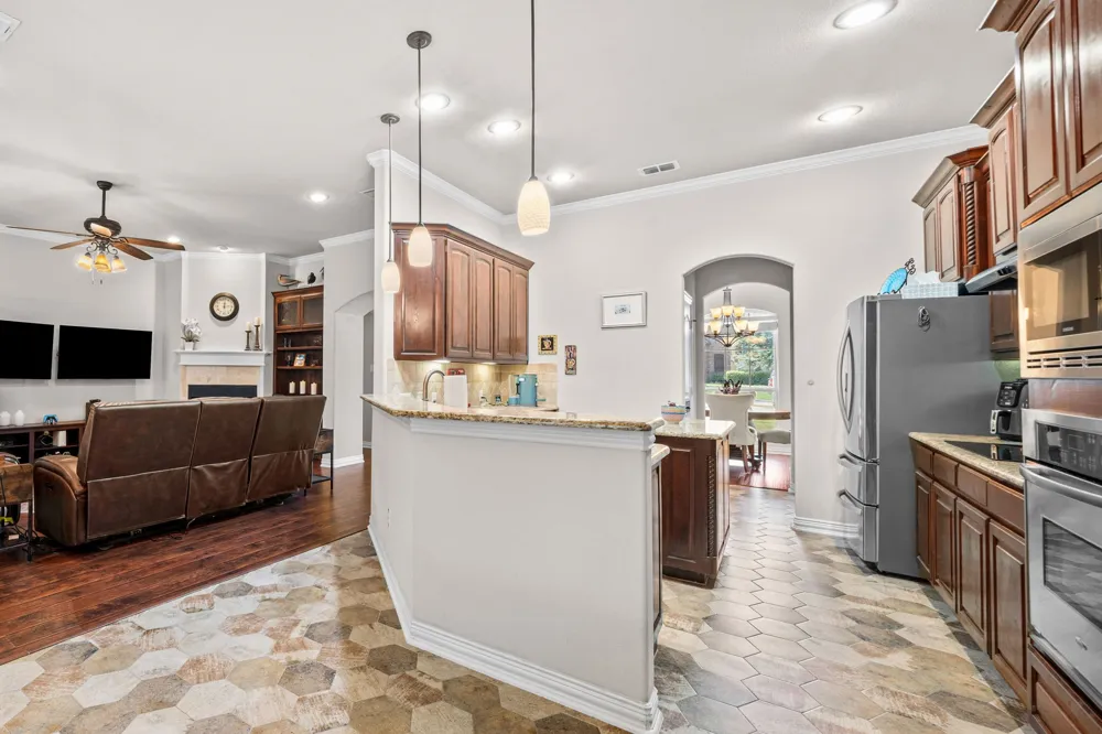 508 Oak Forest Court Kennedale, TX 76060