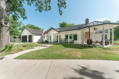 131 Lakeway Lane
