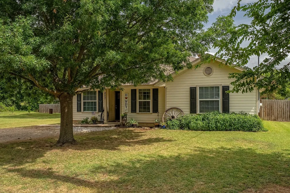 807 Lee Street Tioga, TX 76271