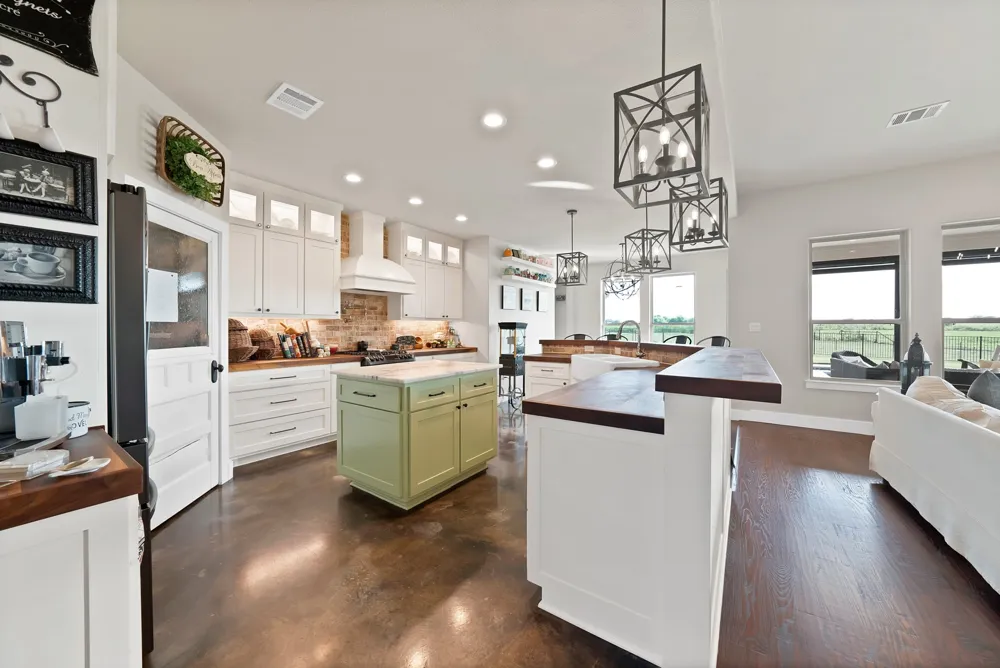 9688 Whispering Creek Terrace Grandview, TX 76050
