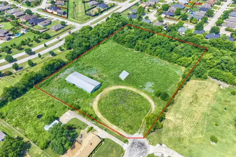 800 Twin Oaks Drive