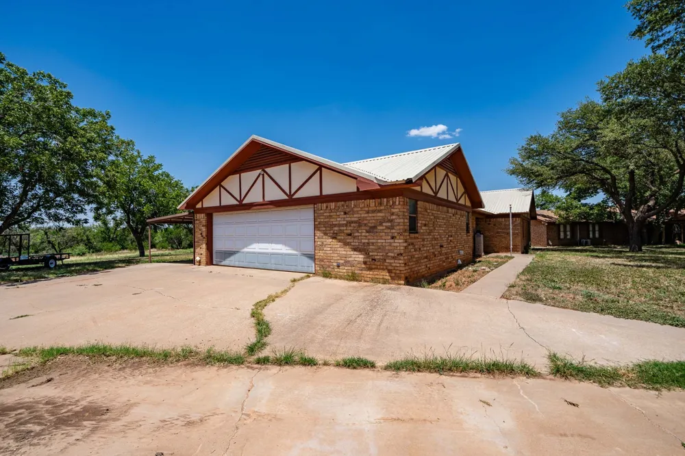 2100 Avenue Q Anson, TX 79501