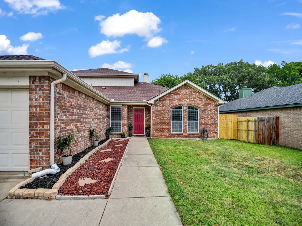 617 Oak View Court Azle, TX 76020